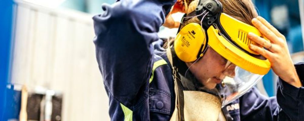Elev med hörselskydd. Bild: Bredda bilden.